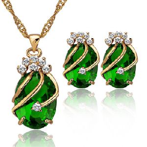 Emerald stone diamond pendant