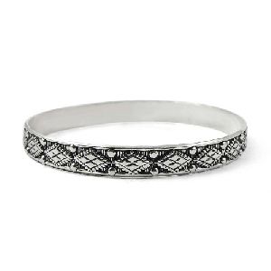 Tempting 925 Sterling Silver Bangle