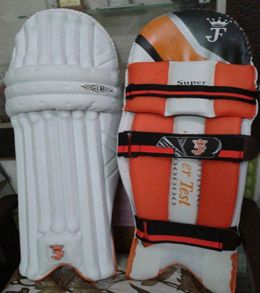 Match wicket keeper pads