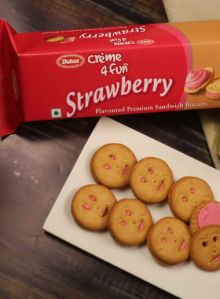 STRAWBERRY CREAM 4 FUN BISCUITS