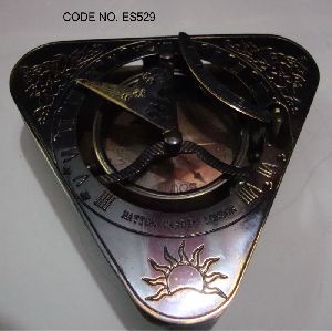 Triangular compass sundial