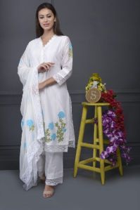 WHITE KURTA SET WITH CHANTEL LACE & APPLIQUE WORK