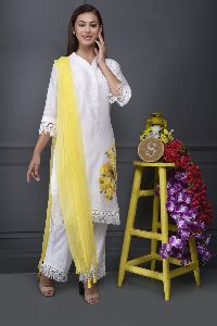 WHITE SILK CHANDERI KURTA SET WITH BIRD EMBROIDERY