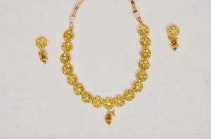 Tradtitonal Floral Design Necklace Set