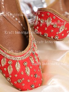 Red embroidered leather jutti