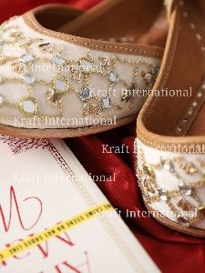 White embroidered leather Jutti