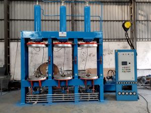 Hydraulic tyre curing press