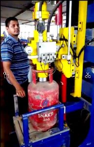 VALVE CHANGE MACHINE FOR FILLED CYLINDER