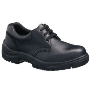 Oil resistant safety shoes