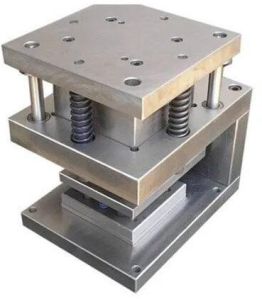 Sheet metal cutting die