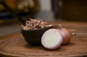 DEHYDRATED PINK ONION FLAKES