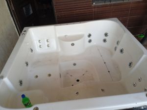 fully loaded jacuzzi bathtub