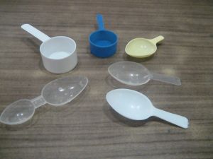 plastic measuring spoons