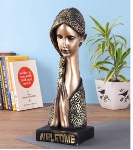 Resin Welcome Lady Showpiece