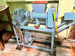 Soap plodder machine