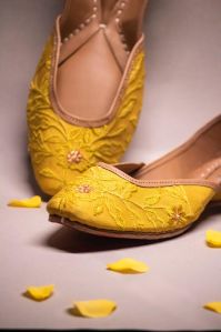 yellow embroidery jutti