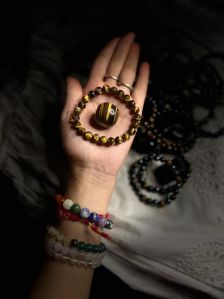 Tiger eye bracelet and tumble for meditation