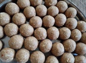 Desi Wheat Gond Laddu