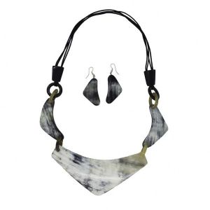 NATURAL HORN NECKLACE