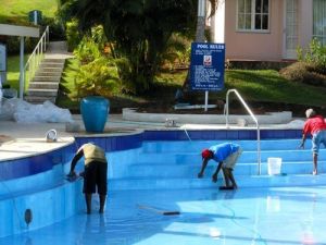 swimming pool cleaning services