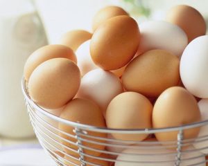 White and brown eggs