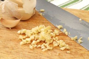 dehydrated chopped garlic