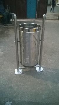 POLE MOUNTED BIN