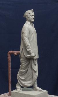 Specific person's full figurative statue.