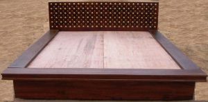 Wooden Platetform Quean Bed