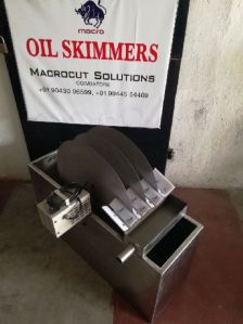 Multi disc oil skimmer