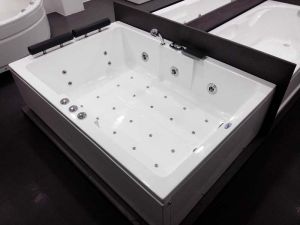 Straight Line Bathtub (make: Italio)