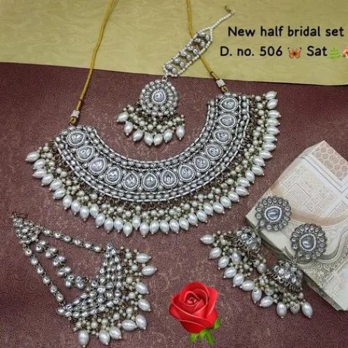 Exquisite White Kundan Bridal Set with Maang Tikka and Earrings.