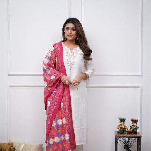 Ladies Embroidered Chanderi Silki  Straight Kurta, Pant and Dupatta Set