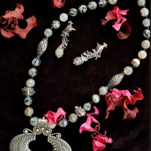 Ladies Marbled Bead Oxidized Pendant Necklace