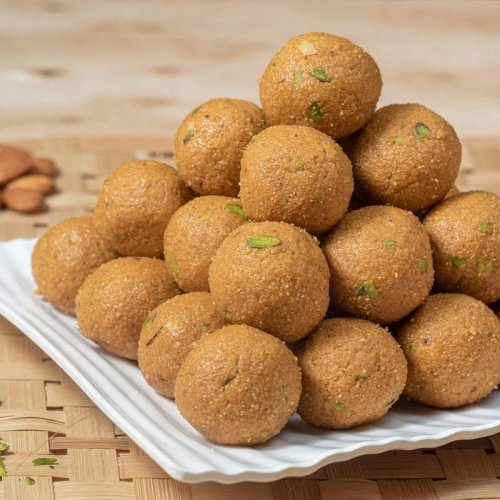 1 Kg Roasted Besan Laddu