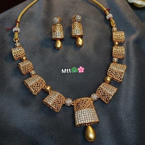 Traditional Wedding Wear Zircon Gold-plated Alloy Choker Necklace and Earring Set.