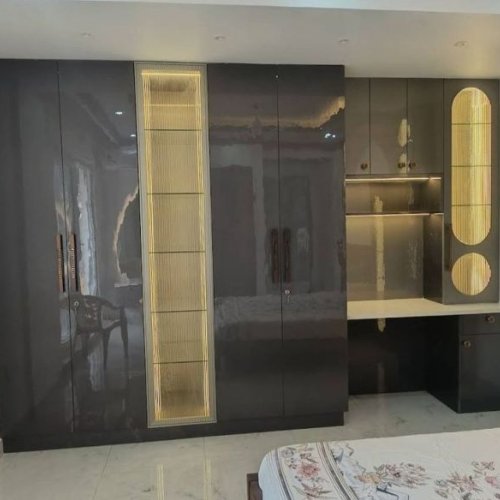 Laminated Brown Wooden Wardrobe