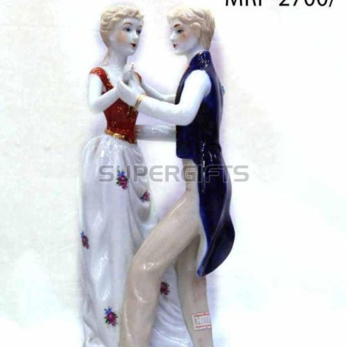 Resin Standing Romantic Couple Statue