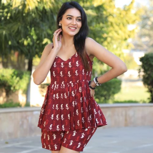 Ladies Maroon Printed Sleeveless Top With Shorts Set