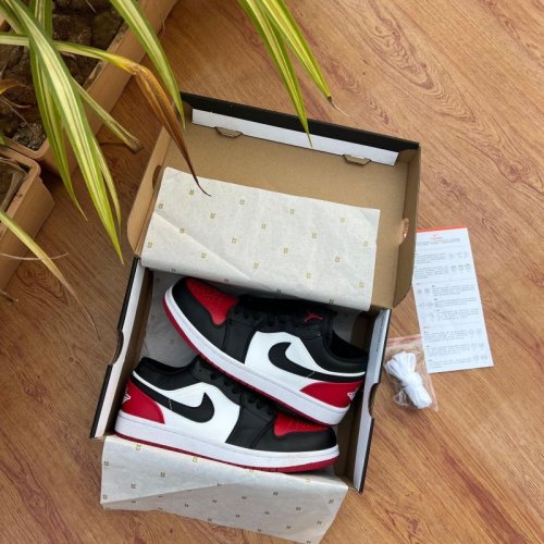 Nike Air Jordan 1 Low Bred Toe Sneakers