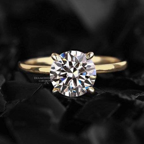 Round Cut Diamond Engagement Ring