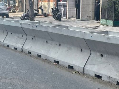 Concrete Jersey Barrier Cum Flower Pot
