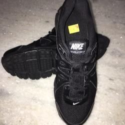 Boys black best sale nike shoes