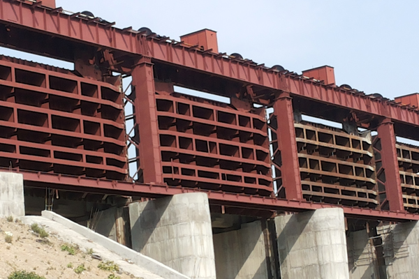 Vertical Lift Dam Gate
