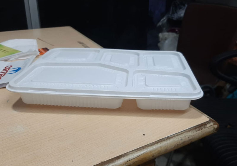 Plastic 5 Compartment Meal Tray with Lid