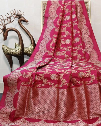 Soft Silk Banarasi Saree With CONTRASS BLOUSE AND PALLU.