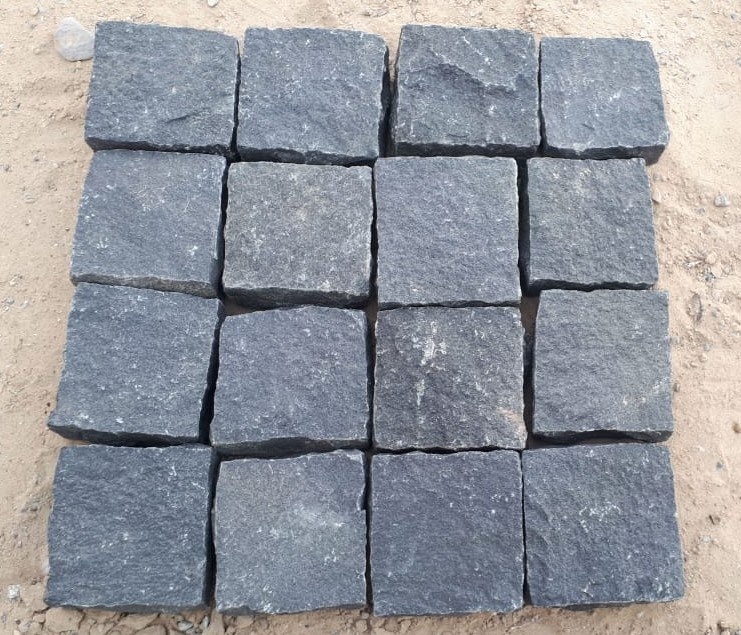 Indian Black Granite Rough Finish Hand Split Cube Stone