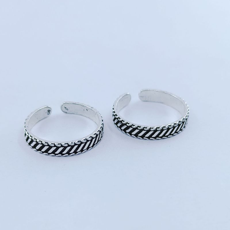 Oxidized Cutting Toe Ring