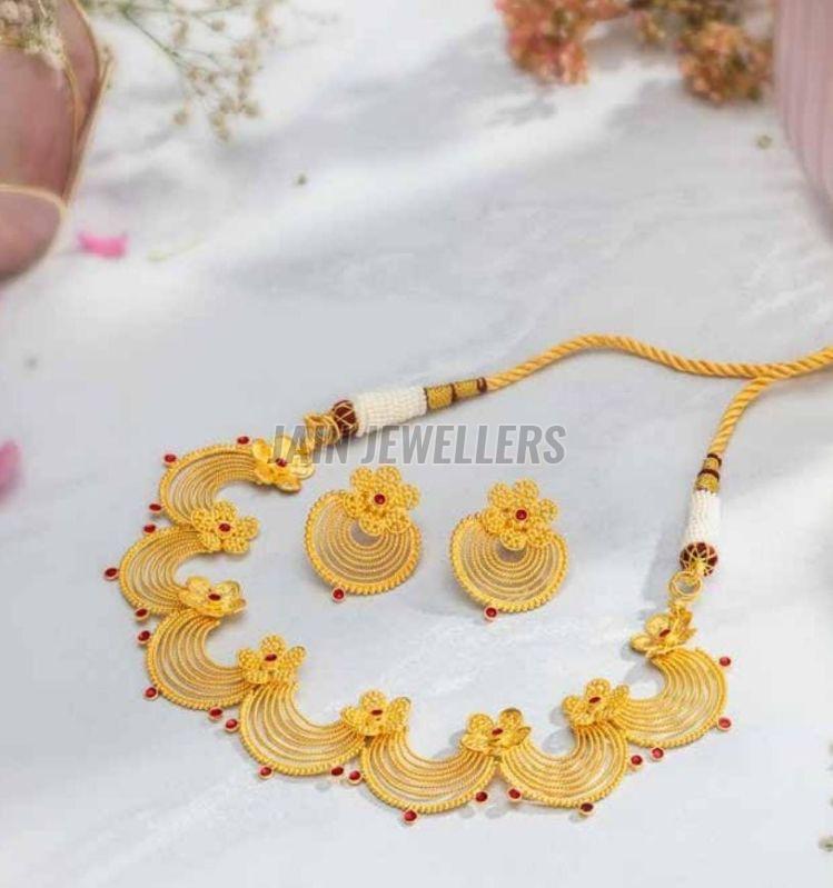 Gold Necklace with Pearls