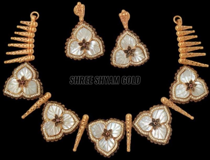 Elegant Traditional Gold Necklace Set